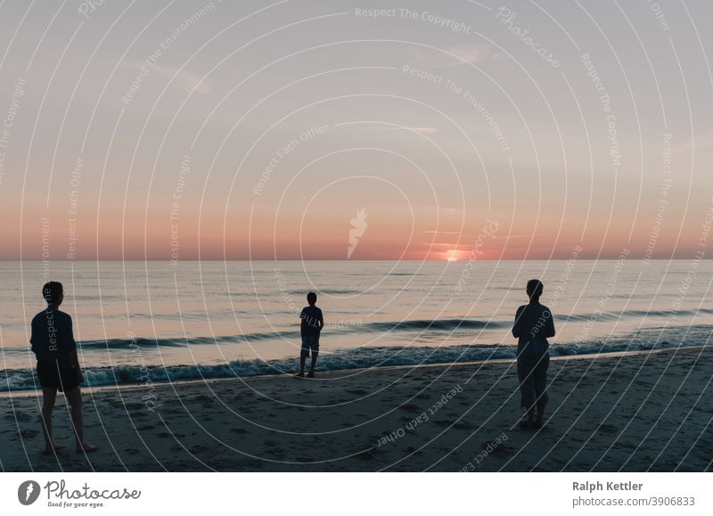Menschen betrachten den Sonnenuntergang am Strand in Dänemark Sommer Urlaub Erholung Dämmerung Sand Reise Küste Nordsee Wasser