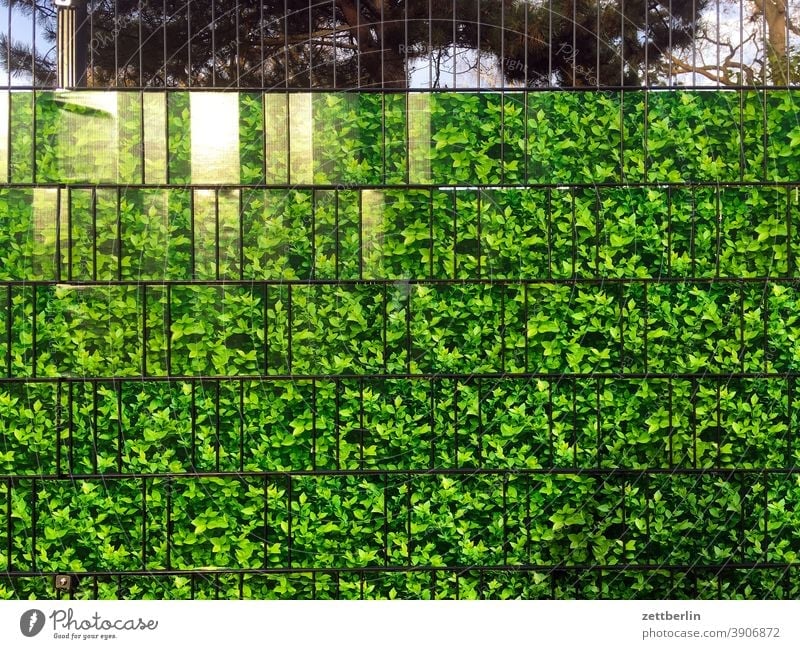 Zaun mit Plastikfolie baum erholung ferien garten kleingarten kleingartenkolonie menschenleer natur pflanze ruhe schrebergarten sommer strauch textfreiraum