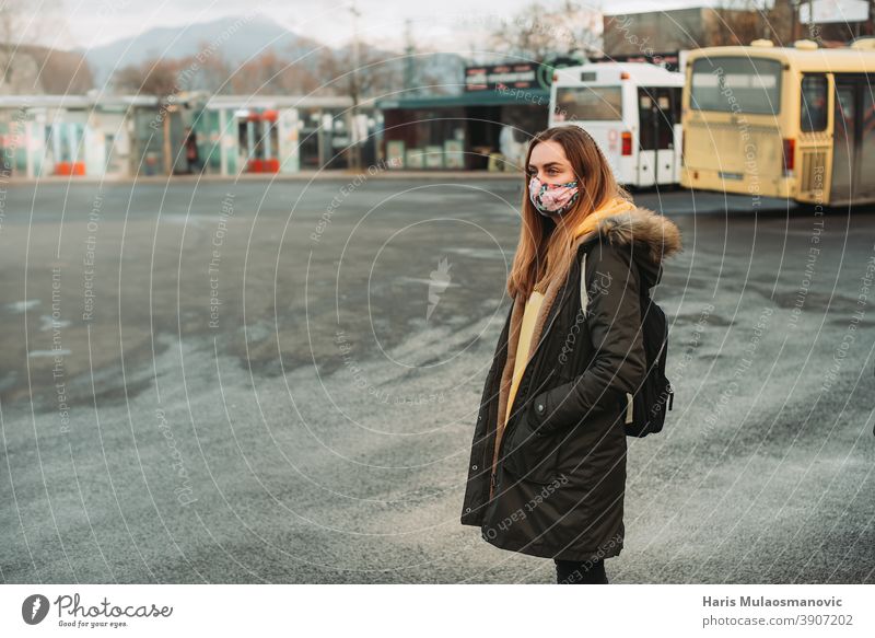 Frau mit Gesichtsmaske wartet am leeren Bahnhof auf den Bus 2019-ncov Auto-Bus Bosnien Busbahnhof Vorsicht Großstadt Stadtleben Korona Coronavirus covid-19