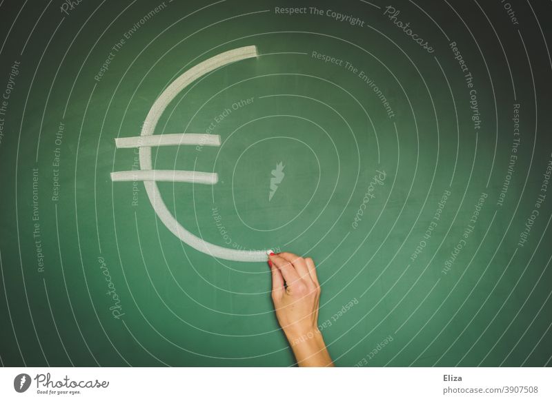 Hand malt Eurosymbol auf Tafel Geld Finanzen Eurozeichen Kapitalwirtschaft Finanzwesen Schule Währung