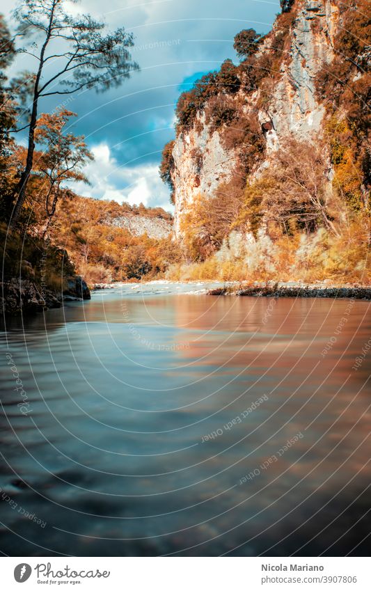 Herbst Berg und Fluss lange Belichtung Foto Langzeitbelichtung Seidenwasser fallen Holz Wasser Außenaufnahme Farbfoto Blatt Menschenleer Wald Wasserfall Baum
