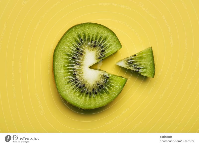 Kiwifruchtscheibe isoliert nahrhaft texturiert Kiwischeibe Zellstoff Veganer Abschnitt Natur Ernährung Querschnitt Vitamin C Portion ausschneiden Kiwi-Frucht