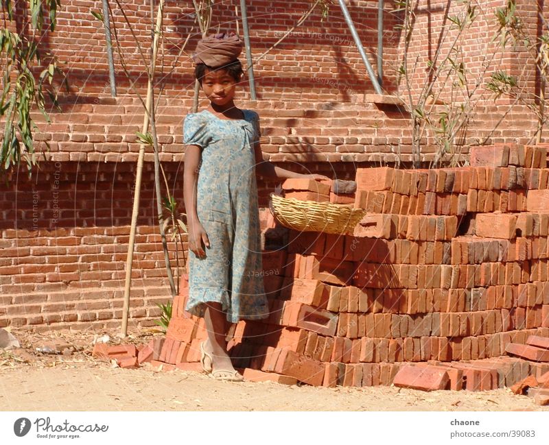 kinderarbeit Kinderarbeit Myanmar Frau tempelaufbau militärdiktatur Backstein Ziegelei Baustelle Armut Barfuß Backsteinwand einfach Ungerechtigkeit