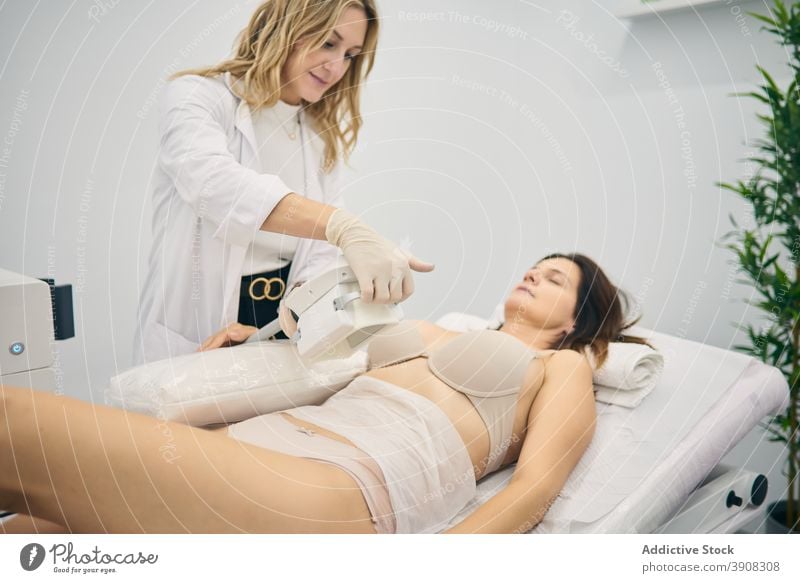 Frau bekommt Hardware-Massage in der Klinik lpg Schönheit Anti-Zellulitis Gerät Hautpflege Bauch Körperpflege Maschine professionell Wellness Masseur Arbeit