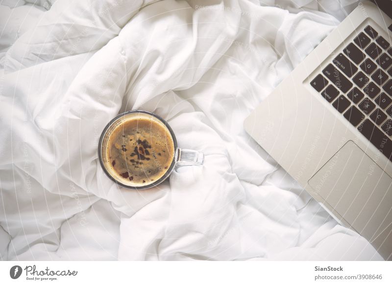 Arbeiten im Bett , Laptop und Tasse Kaffee auf weißem Bett Buch Morgen Decke heimwärts Raum Schlafzimmer Licht schön Lichter vereinzelt Hintergrund Lifestyle