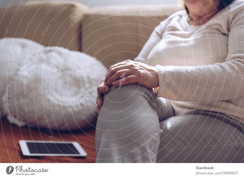 Ältere Frau sitzt auf dem Sofa Tablette Senior Hände alt Sitzen benutzend Bildschirm reif Internet Kaukasier Technik & Technologie Erwachsener heimwärts Person