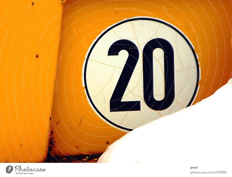 "twenty" 20 Ziffern & Zahlen Maschine gelb Kran Baumaschine Verkehr Geschwindigkeit schwarz Straßenverkehr Industrie Schilder & Markierungen Zeichen