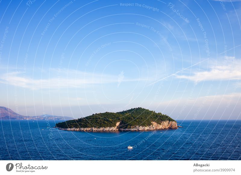 Die Insel Lokrum in der Adria in Kroatien adriatisch Anziehungskraft blau Dalmatien Ausflugsziel Europa berühmt lokrum mediterran Natur Landschaft MEER Himmel