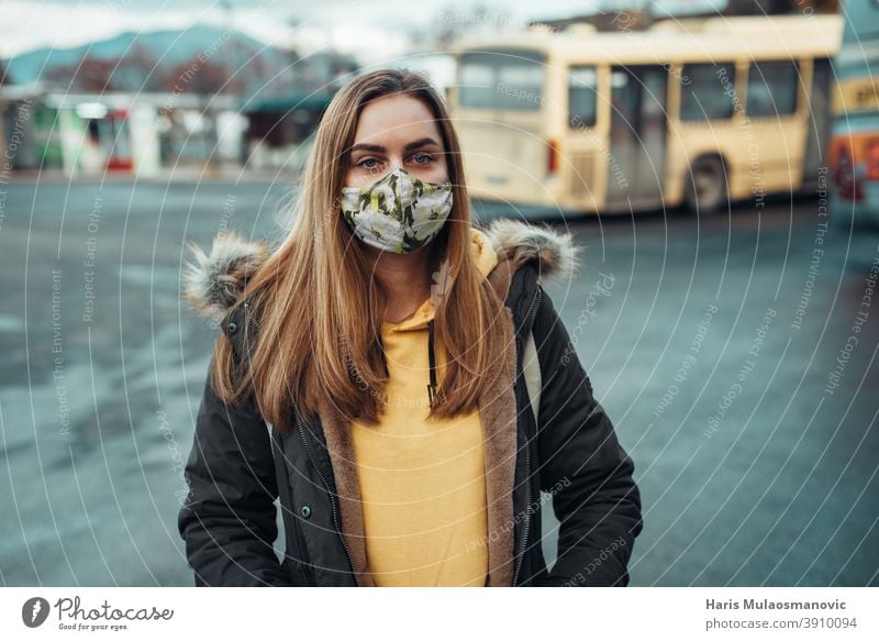 Frau mit Gesichtsmaske am Busbahnhof stehend Erwachsener attraktiv schön Schönheit blond Business Kaukasier Großstadt selbstbewusst Coronavirus covid-19