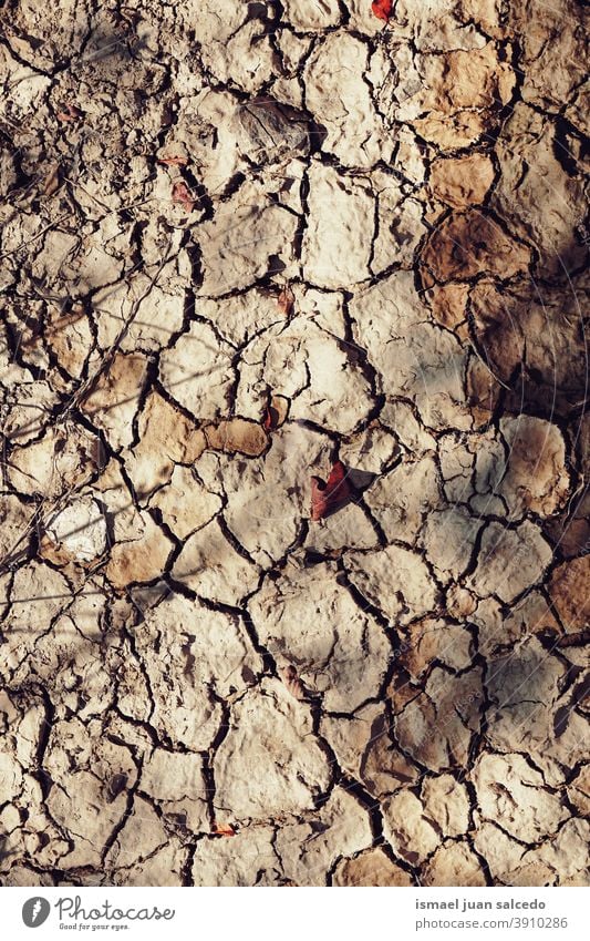 Trockener Boden in der Natur, globale Erwärmung, Klimawandel Land trocknen braun texturiert Erde wüst Muster Schmutz trocken Sand Oberfläche Umwelt abstrakt