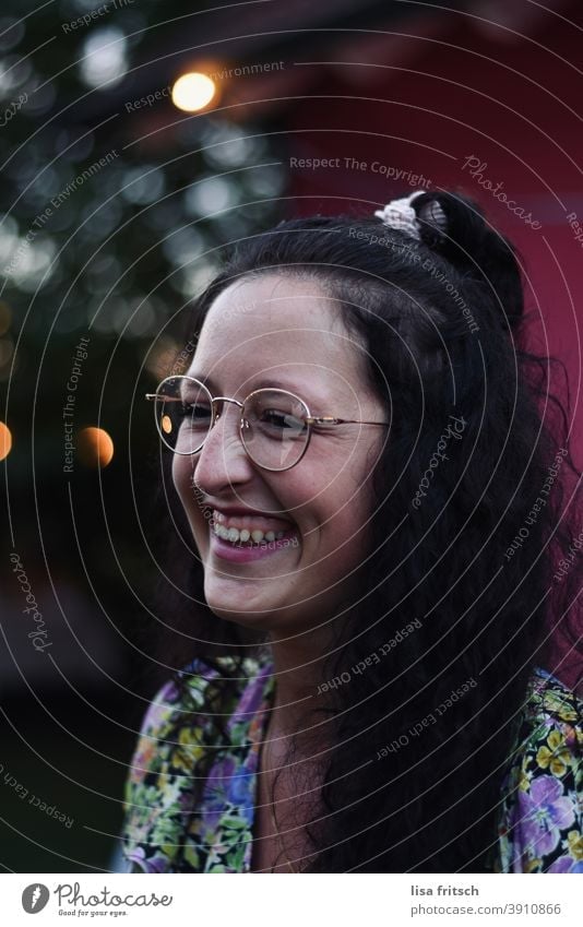 FRAU - BRILLE - HÜBSCH Frau Locken brünett Brille Zopf Sommer lachen glücklich strahlend Zufriedenheit Glück Lebensfreude Junge Frau 25-29 Jahre alt