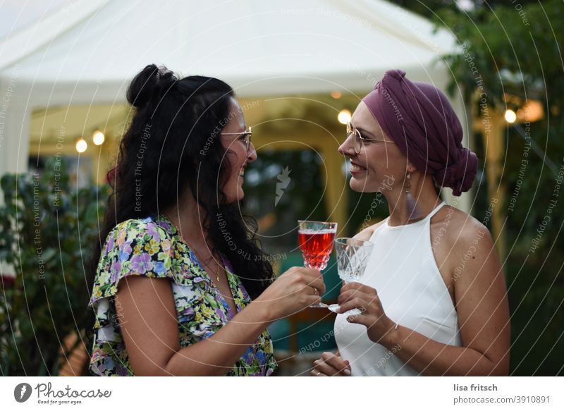 cheers! Freundschaft Freundinnen Frauen anstoßen Alkohol Hochzeit Feier Zusammensein Glück Lächeln Freude heiter Sommer Garten Abend Brille Locken brünett
