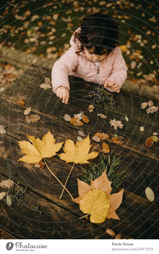 Süßes Kind Mädchen spielt mit Herbstblättern Kindheit Kaukasier 1-3 Jahre authentisch herbstlich Herbstlaub Herbstfärbung fallen mehrfarbig Herbstwald