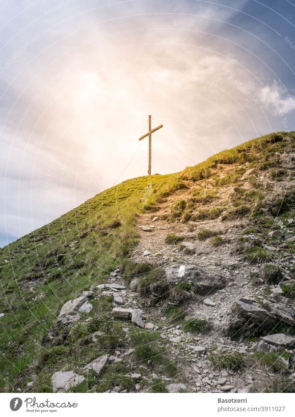 Bergpfad zum aufgehellten Gipfelkreuz in den Alpen Kreuz Gebirge Gott Zeichen Gebet Christen Christentum katholisch Symbol Tirol Pfad Steig Gras Hügel Stein