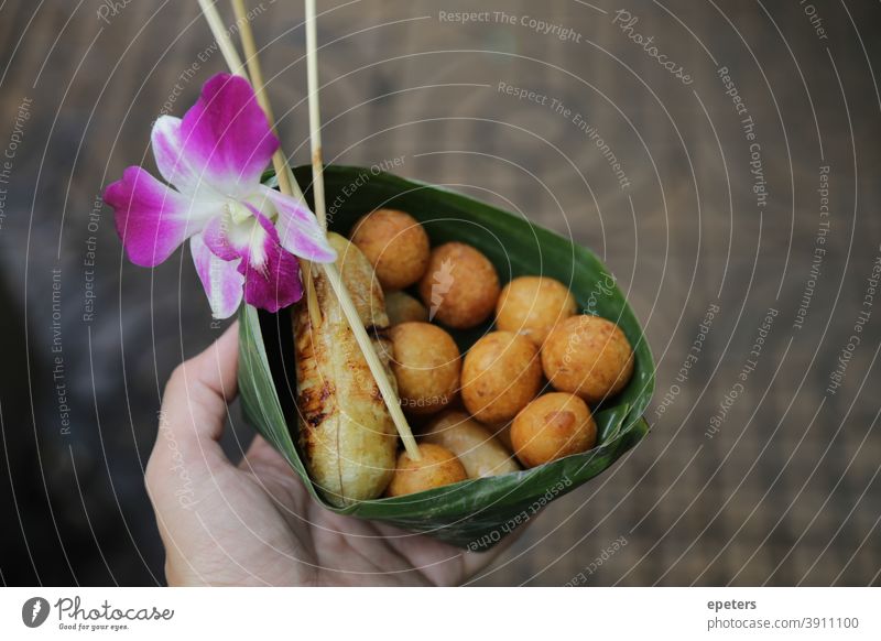 Straßenessen in Thailand Lebensmittel Banane Blüte Lebensmittel in der Hand halten Bangkok