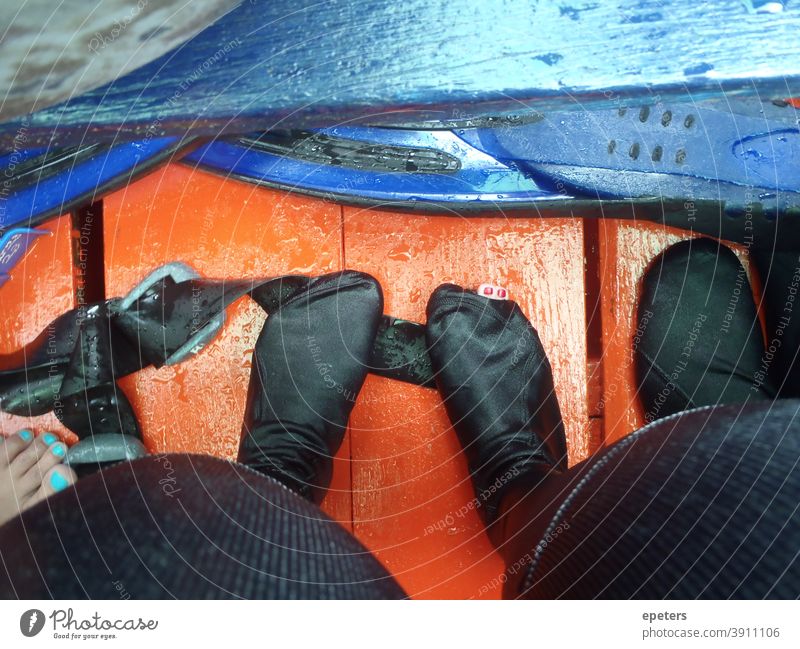Person mit Neoprensocken auf einem Tauchboot Tauchen Tauchgerät Thailand Asien südostasien neopren Socken Golfloch Fuß Nagellack unvollkommen nass Wasser Sport