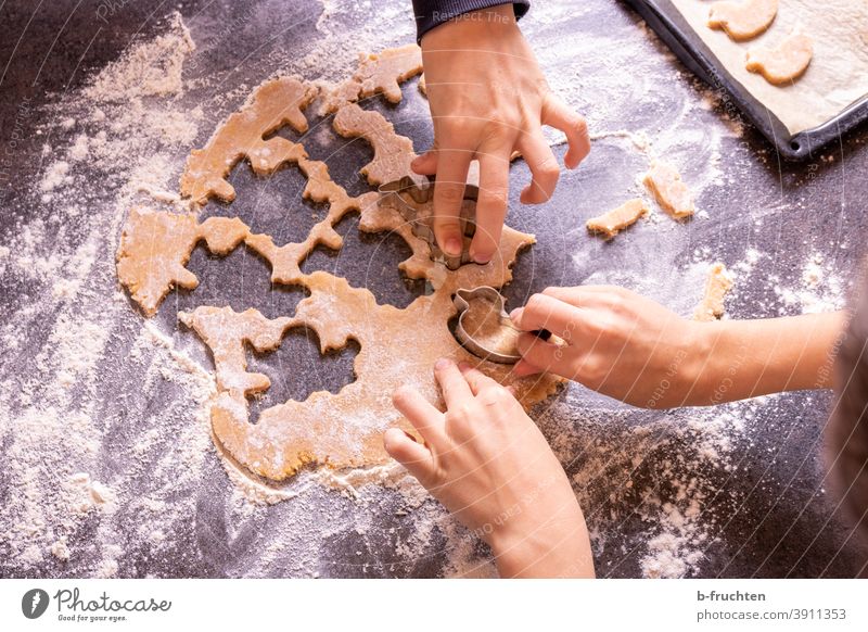 Kinder beim Kekse ausstechen Kinderhände Plätzchen süß lecker backen Backwaren Weihnachtsgebäck Weihnachten & Advent Ausstechform Plätzchenteig