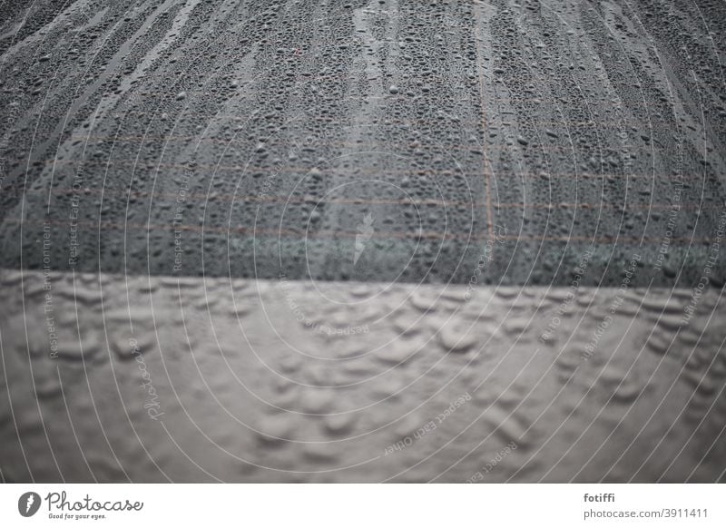 Tropfen wie Sand am Meer Regen Regentropfen Auto nass Wassertropfen Wetter Detailaufnahme schlechtes Wetter Menschenleer Herbst grau Außenaufnahme Autofenster