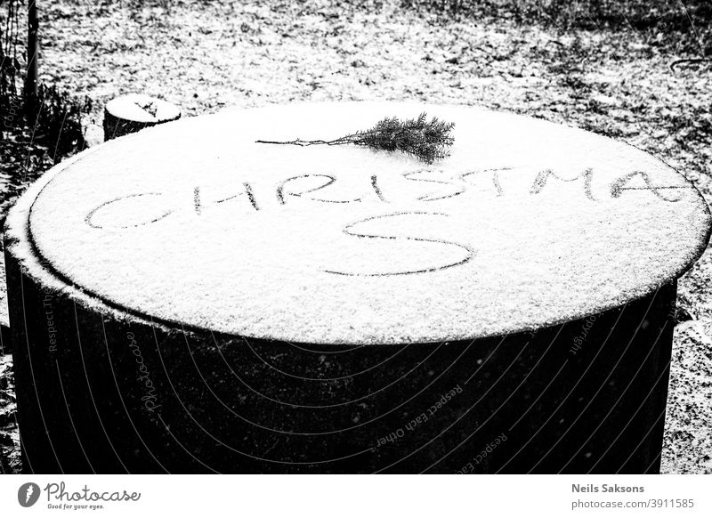 Aufschrift Weihnachten im Schnee auf Brunnenabdeckung Tannenzweig Deckung Wacholder Wacholderzweig Winter Dezember erster Schnee Weihnachten & Advent
