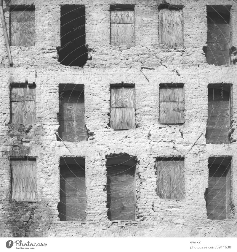 Mauerreste Haus alt Ruine Fensterhöhlen Nischen Verfall kaputt Gebäude Wand Vergänglichkeit Menschenleer Fassade Schwarzweißfoto Ordnung Zerstörung