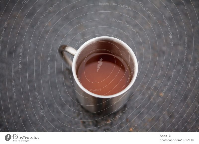 Kalte Tage – Warmer Tee in Edelstahl-Tasse Kräutertee Honig Edelstahltasse warm heiß kalt grau trist Erkältung aufwärmen Tässchen Outdoor Unterwegs Lichtblick