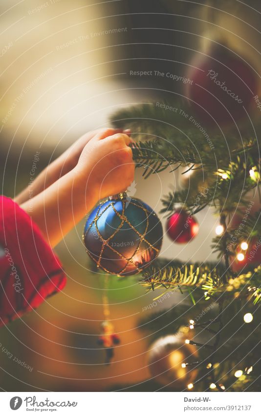 Kind schmückt den Weihnachtsbaum Weihnachten & Advent schmücken Christbaumkugel Vorfreude Baumschmuck Tradition Hand vorsichtig