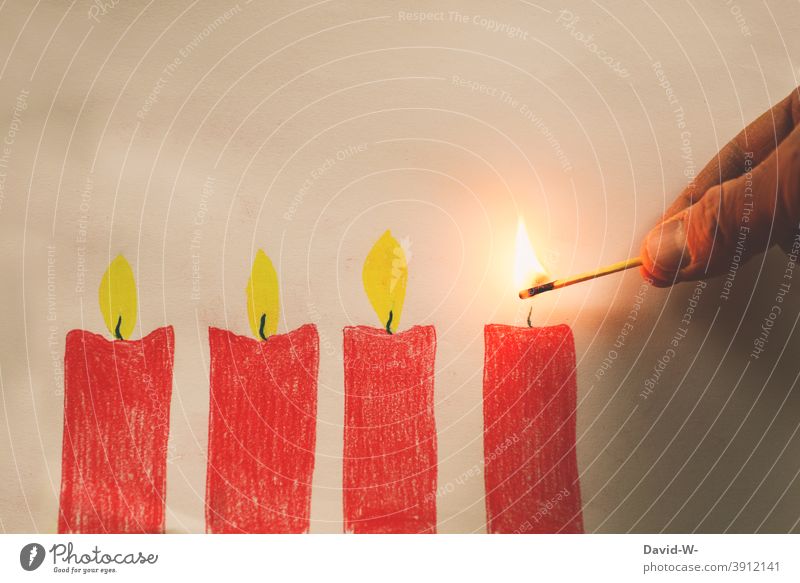 Advent - Kerzen werden angezündet Weihnachten & Advent Adventszeit anzünden Streichholz Vorfreude Rot Kerzenschein Adventskranz Hand