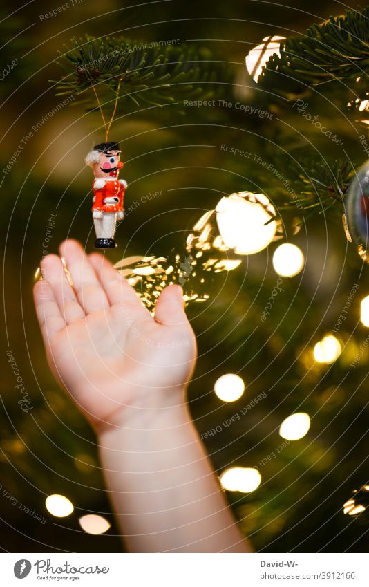 weihnachtsfigur hängt am Weihnachtsbaum und wird vom Kind begutachtet Weihnachten & Advent Kleinkind begutachten beobachten niedlich weihnachtlich