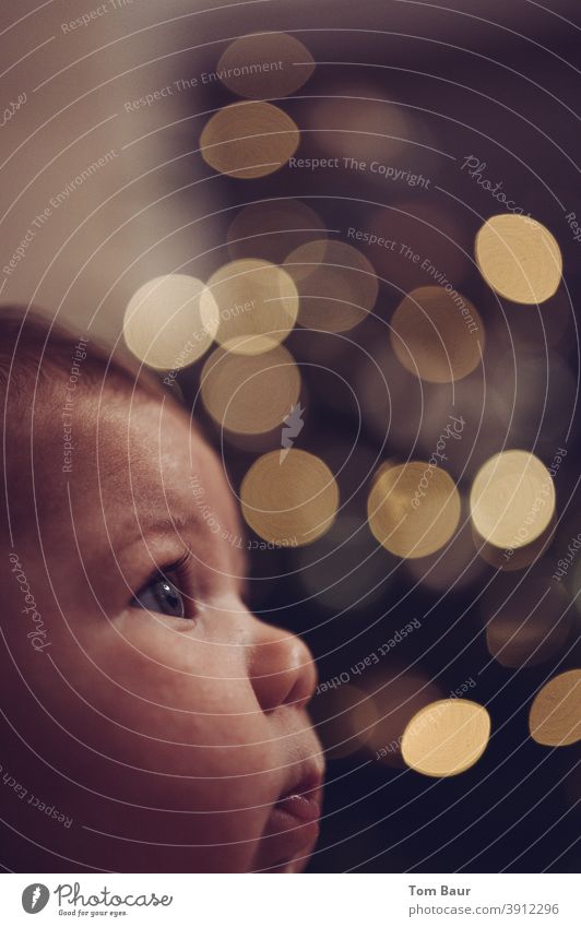 Glitzernde Lichter, Profilbild eines Babys im Hintergrund das Bokeh von funkelnden Lichtern Porträt profilbild Lichterscheinung Kind Kindheit Farbfoto niedlich