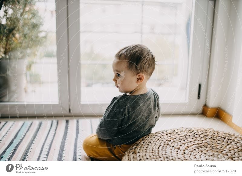 Kleinkind-Portrait Porträt Kind Kindheit Fenster niedlich authentisch Lifestyle zu Hause Spielen Mensch Fröhlichkeit Glück Leben Kaukasier