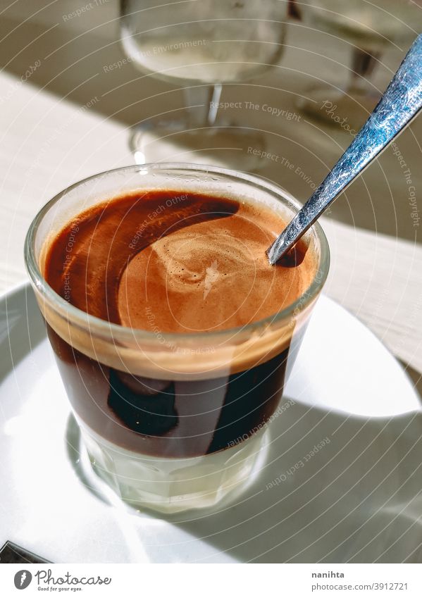 Spanischer Bombón-Kaffee serviert und eine Bar-Terrasse Bombe Bonbon bon bon Latte süß Kondensmilch Dosenmilch im Freien Sonne Sonnenlicht Licht Lichteffekt