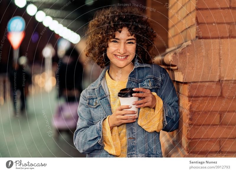 Junges Mädchen mit kurzen Haaren Portrait Tasse Kaffee krause Haare Kaukasier Porträt in die Kamera schauen Lächeln Straße Frau jung Ausdruck Vorderansicht