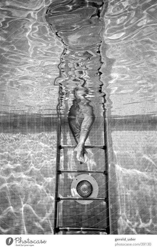 Füsse im Wasser Schwimmbad Unterwasseraufnahme Frau Sommer Fuß Treppe Schwarzweißfoto Schwimmen & Baden