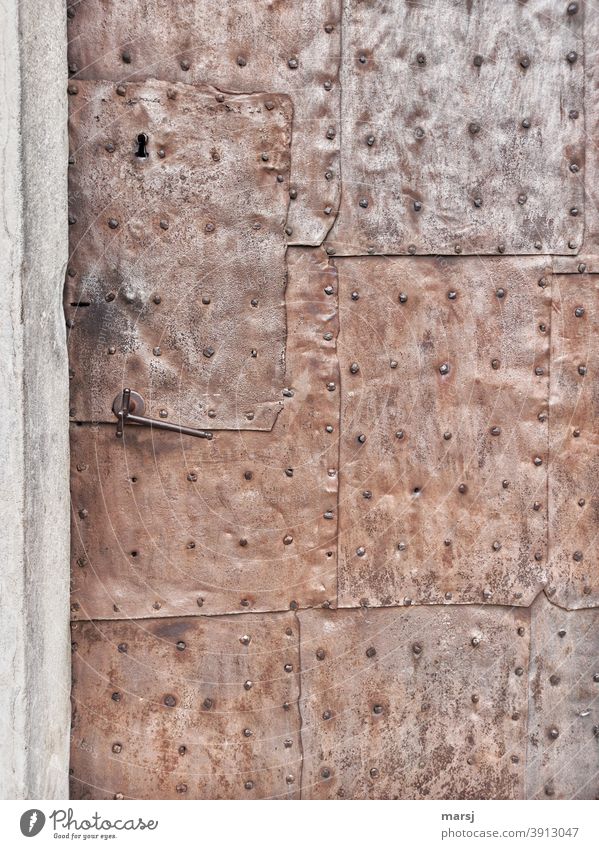 Zeitgeschichte | Eingangstüre, verblecht und genietet. Fast so sicher wie Fort Knox. Haupteingang Oxidation repariert Metall uralt Hintergrundbilder Patina