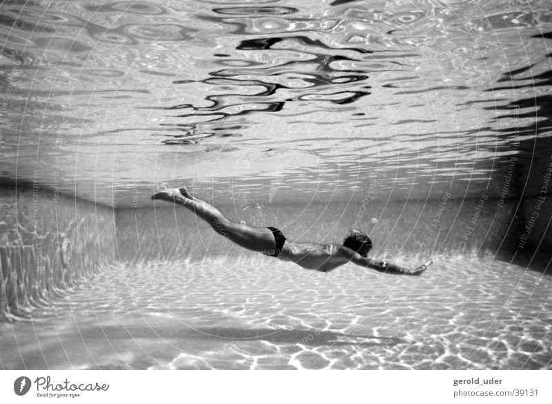Nixe im Pool Schwimmbad Unterwasseraufnahme Sommer Frau nackt Erholung tauchen Wellness Wasser Schwarzweißfoto genießen Verkehrswege erfrischen Spa