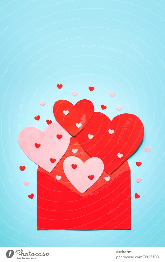 Happy Valentinstag.roter Umschlag und rotes Herz.Valentinstag Konzept Papierherz Valentinshintergrund Liebe Valentinsgruß lieblich Liebesbotschaft