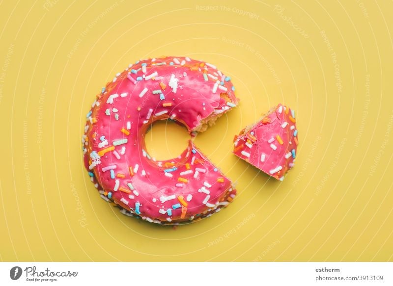 rosa Donut mit Zuckerguss auf gelbem Hintergrund Ernährung schnell Gebäckstück glasierte Donuts Keks Geschmack Versuchung Bonbon Süße Lebensmittel mehrfarbig