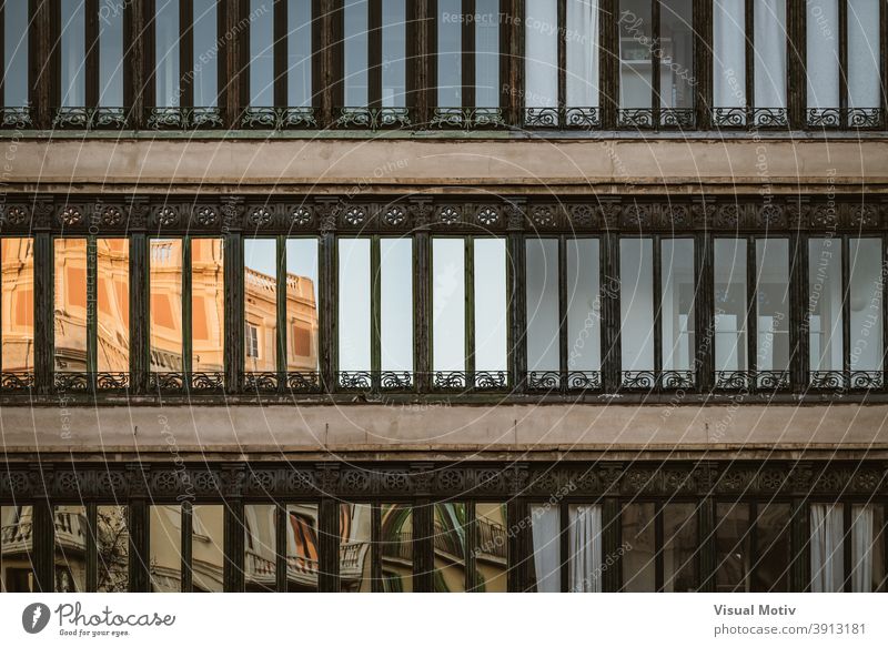 Frontansicht von Zierfenstern eines Wohngebäudes Gebäude Fenster Fassade Architektur Außenseite Struktur Konstruktion urban Metropolitan abstrakt