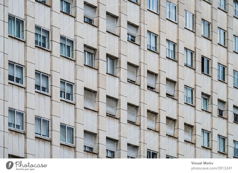 Fensterreihen mit Rollläden an der Fassade eines städtischen Gebäudes Fensterläden Architektur Außenseite Struktur Konstruktion urban Metropolitan abstrakt