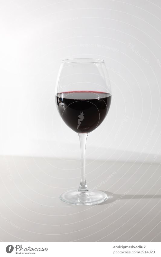 Glas Rotwein, isoliert auf weißem Hintergrund. Ein Glas Rotwein. Platz zum Kopieren. Wein rot vereinzelt trinken Alkohol Feier Weinglas Merlot Cabernet