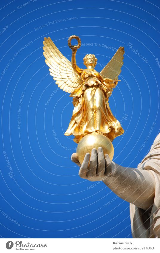 Goldene Nike in der Hand von Pallas Athene. golden Siegesgöttin Göttin Figur Lorbeerkranz Flügel halten Statue Himmel blau wolkenlos Wien Parlament