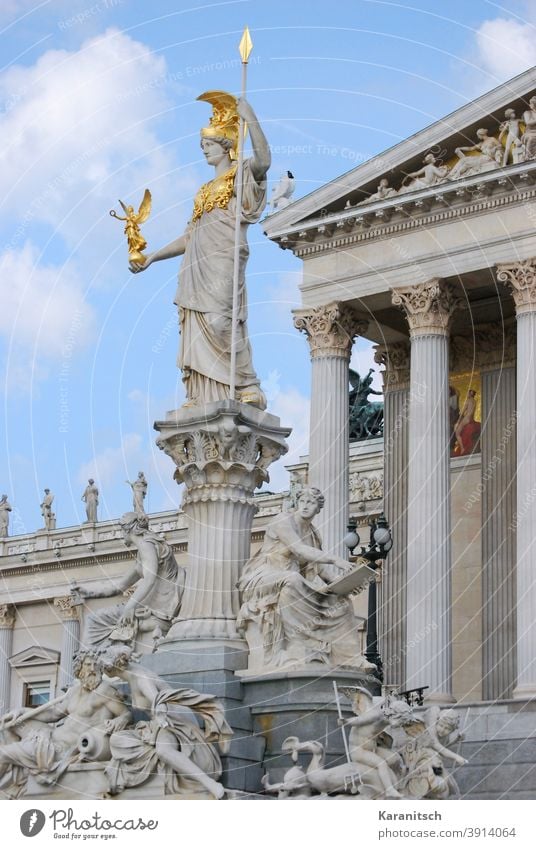 Das Parlament in Wien, davor der Pallas Athene Brunnen. Österreich Bauwerk Säulenbau Baustil Neoklassizismus Skulptur Göttin Weisheit Kunstwerk Sehenswürdigkeit