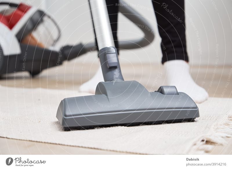 Frau benutzt Staubsauger auf dem Boden Vakuum Raumpfleger Reinigen heimwärts Vorleger heimisch Stock Arbeit Hausarbeit Haushalt Staubwischen Gerät Sauberkeit