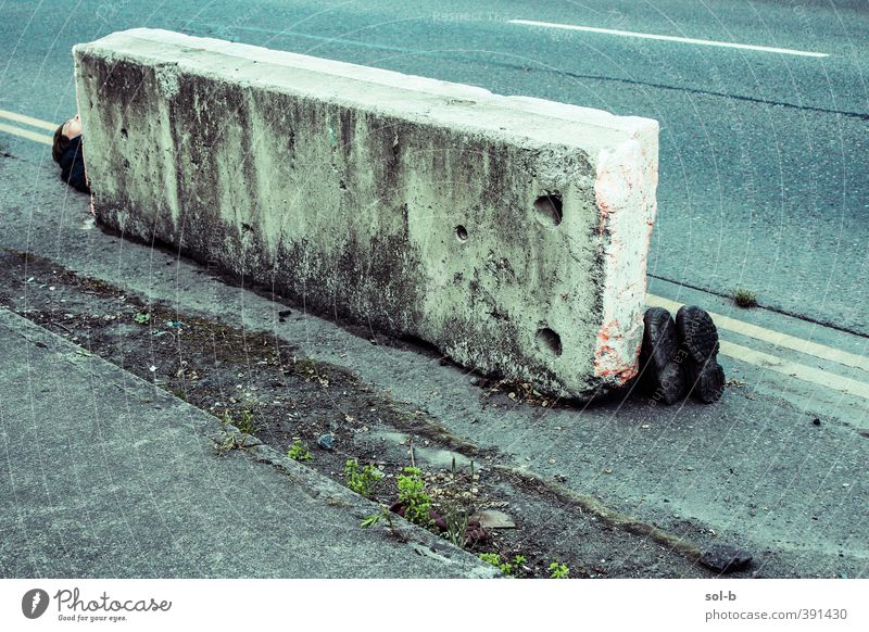 dport | Fußweg maskulin Junger Mann Jugendliche Erwachsene 1 Mensch 18-30 Jahre 30-45 Jahre Schuhe Stiefel blau grau Beton Betonklotz Straßenbelag Bürgersteig