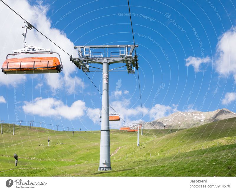 Sessellift mit orangefarbenem Dach auf einer alpinen Skipiste im Sommer. Hochsölden, Ötztal, Tirol, Österreich Sölden Oetztal Tal Piste Juli Lift Berg Gebirge