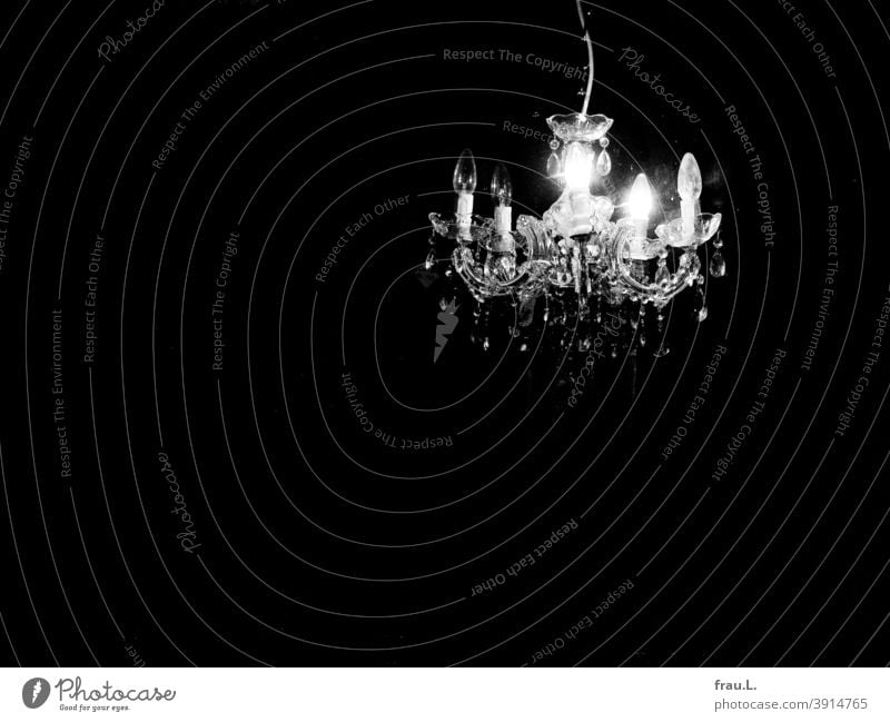 Einsamer Kronleuchter Lampe Licht leuchten Kunstlicht Kristal Kitschig