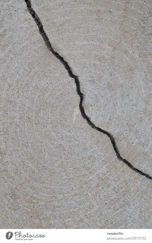 Zwischenräume | Riss in der Fassade kaputt aufreißen aufgerissen Hintergrund grau monochrom Erdbeben alt Last gebrochen Putz Statik zerstört zerfallen Zerfall