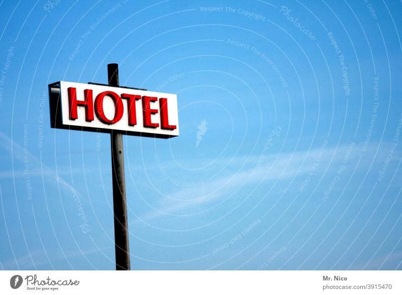 Hotel Hinweisschild Ferien & Urlaub & Reisen Tourismus Schilder & Markierungen Schriftzeichen Blauer Himmel rot Herberge Unterkunft Werbung Neonlicht