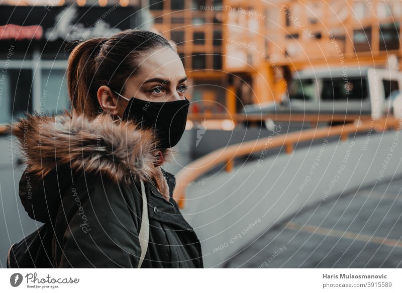 Frau mit Gesichtsmaske im Freien in der Stadt Erwachsener attraktiv schön Schönheit blond Busbahnhof Kaukasier Großstadt selbstbewusst Coronavirus covid-19