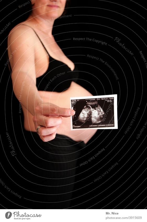 Es wird ein Junge Frau Baby schwanger Ultraschall Schwangerschaft Mutterschaft zeigen Bauch Fotografie Glück Hand Scan Ultraschallbild Stolz Vorfreude Leben